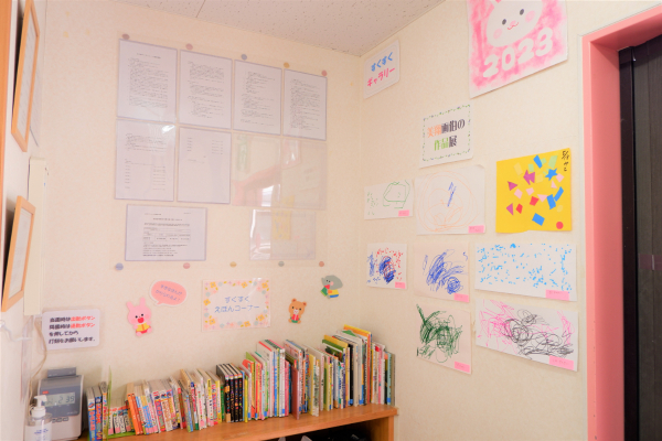玄関(絵本貸出コーナー)